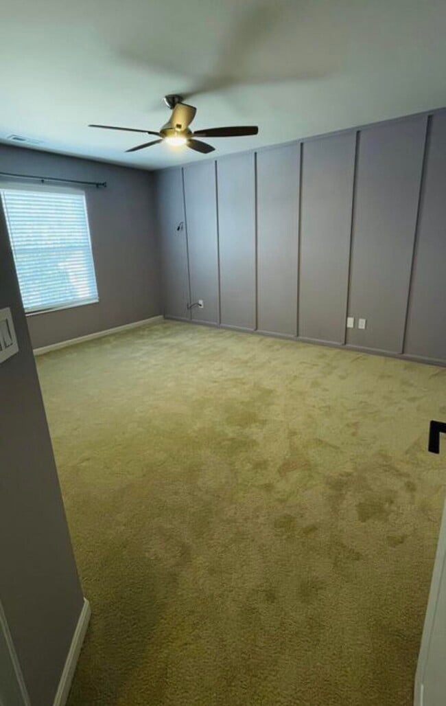 Building Photo - 422 Breezewood Ct