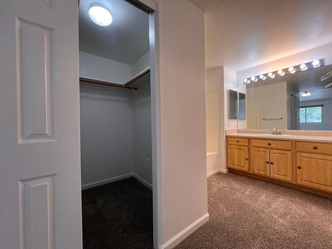 Building Photo - Quaint 3 Bedroom Fernley Home
