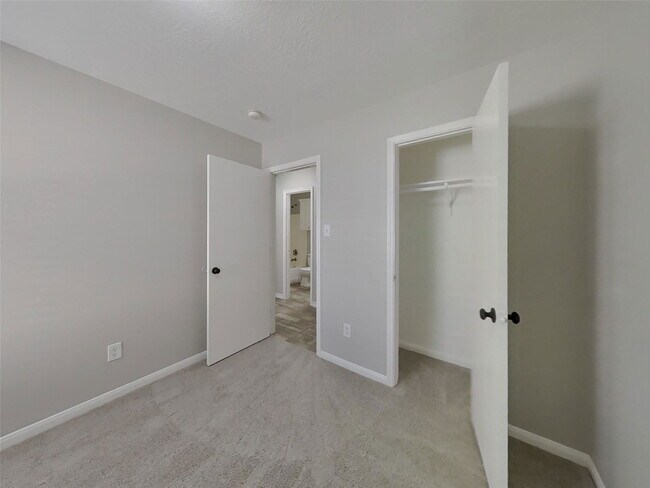 Building Photo - 16229 Summerset Estates Blvd