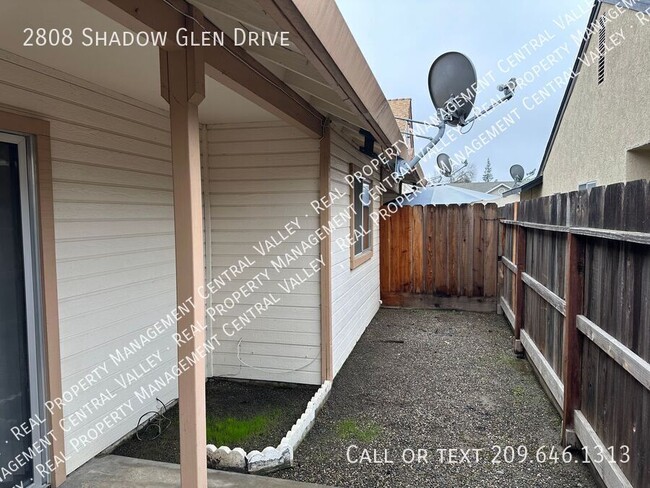 Building Photo - Modesto 2 Bedroom 2 Bath Duplex