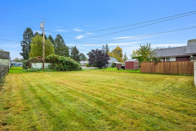 Building Photo - 2 Bedroom, 1 Bathroom Available!