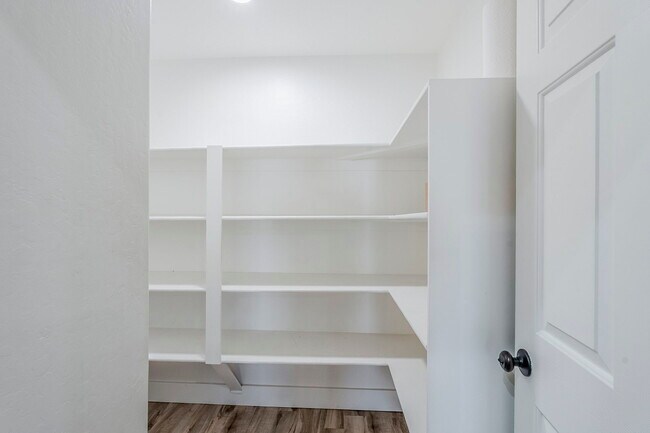 Building Photo - 760 N Swan Dr