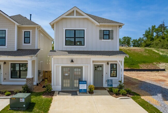 Building Photo - 2 Bedroom Home with Garage AND Fenced Back...