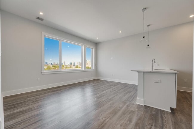 Building Photo - 658 Grand St
