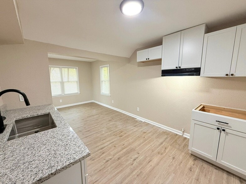 Building Photo - This beautifully updated 3-bedroom, 1-bath single-family home is ready for move-in!