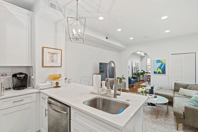 Building Photo - Amazing Anacostia Abode!