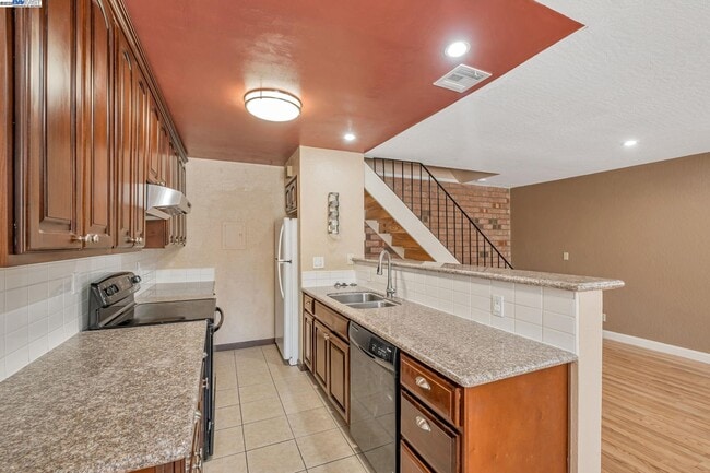 Building Photo - 2141 Swan Ct