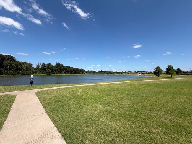 Building Photo - Pond Views & Jenks Schools!