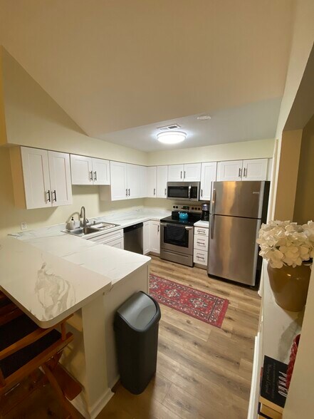 Building Photo - 324 River Forest Rd