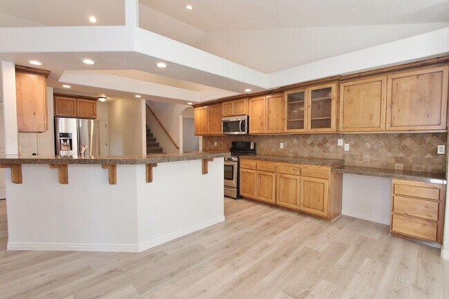 Building Photo - Stunning Home w/Open Floor-plan