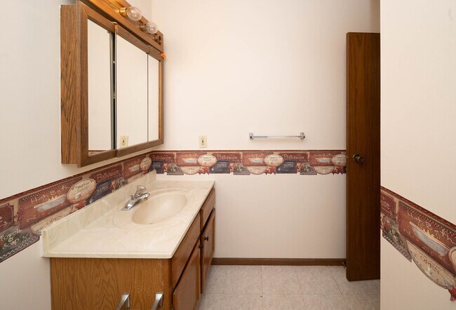 Building Photo - 3516 Kings Lair Dr