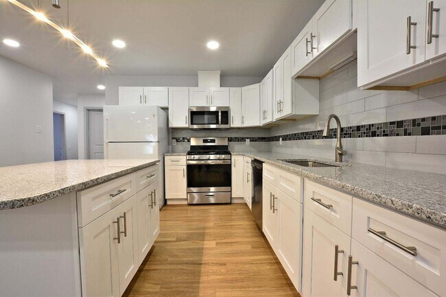 Building Photo - 1211 N Essex Ave