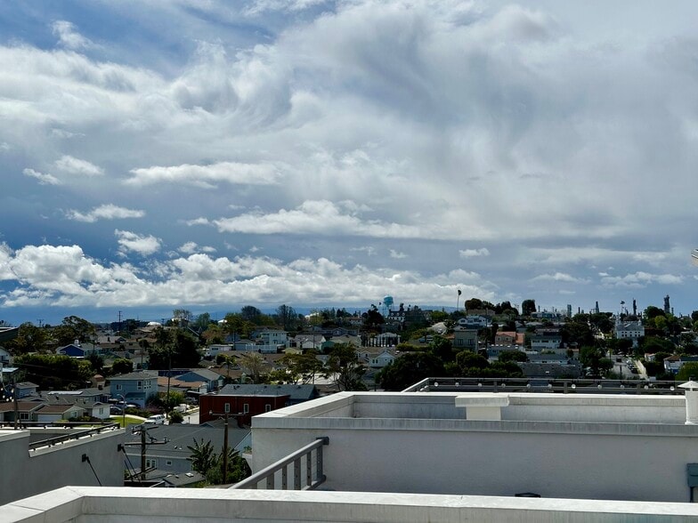 Views of South Bay and Palos Verdes Peninsula - 582 E Imperial Ave