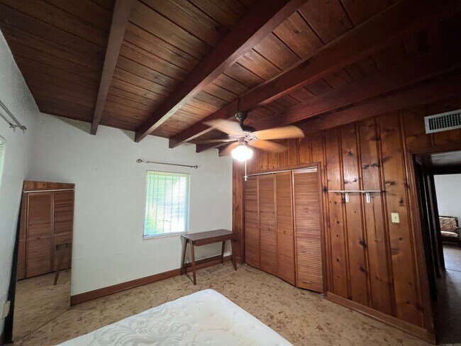 Building Photo - Spacious 2/1 in Fort Pierce * Water and El...