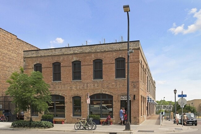 Building Photo - 345 N 6th Ave