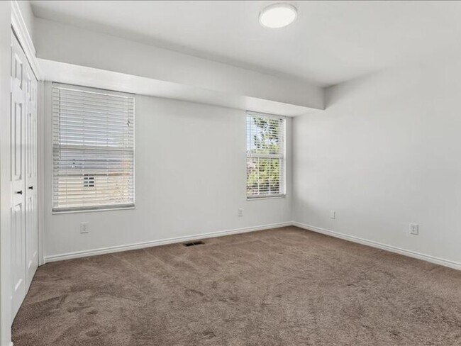 Building Photo - SANDY  2 BED 2 BATH CONDO, small pet OK