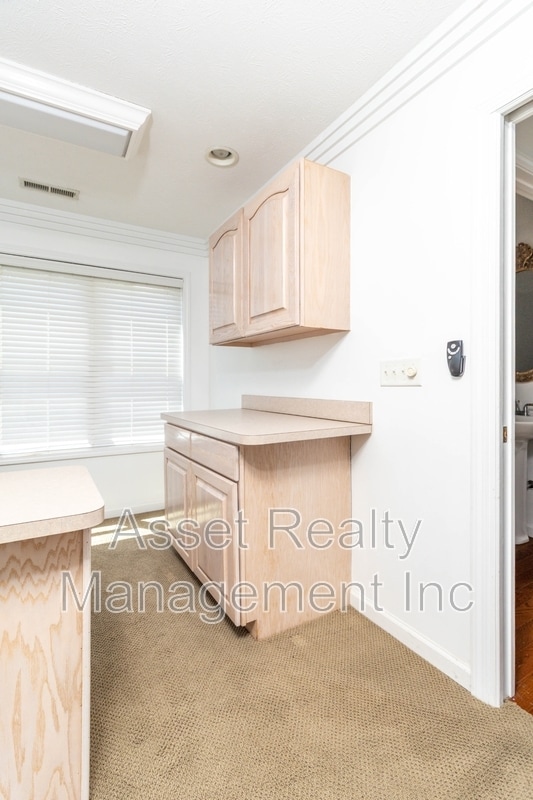 Building Photo - 2084 Allenridge Dr