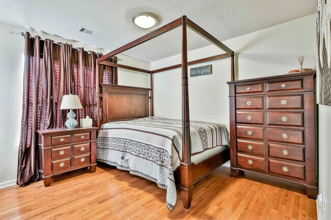 Building Photo - Fully Furnished 4 Bedroom with Internet Included!