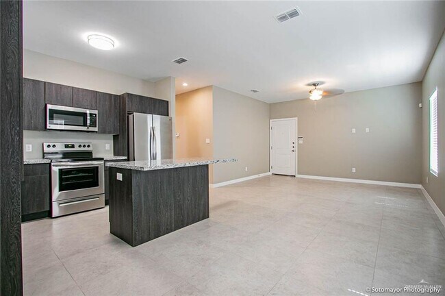 Building Photo - 10 Diamond W Ave