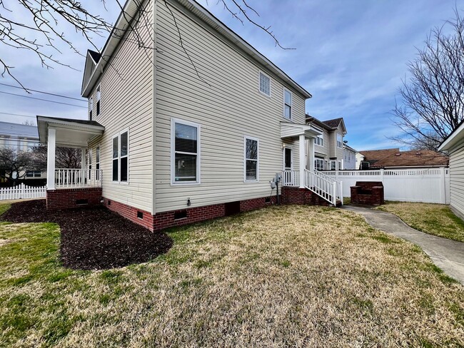 Building Photo - Beautiful Colonial-style home located in t...