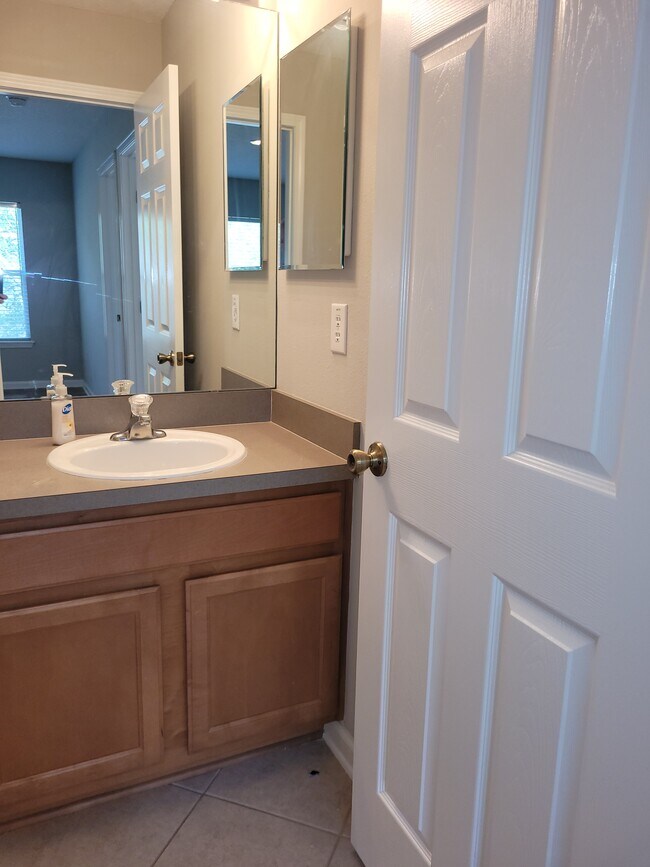 Building Photo - 301 Cherry Way