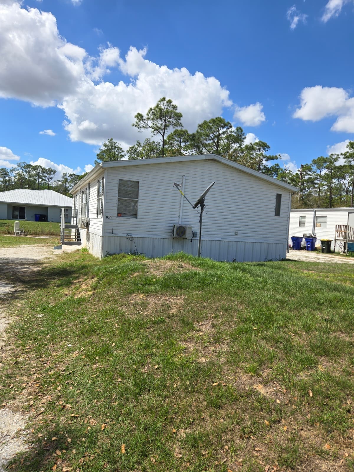Building Photo - 910 W Maxanna Blvd