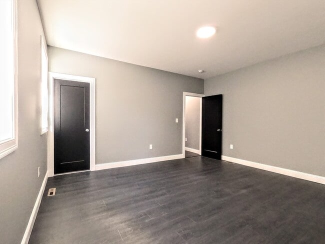 Building Photo - 2 Sunnyside St