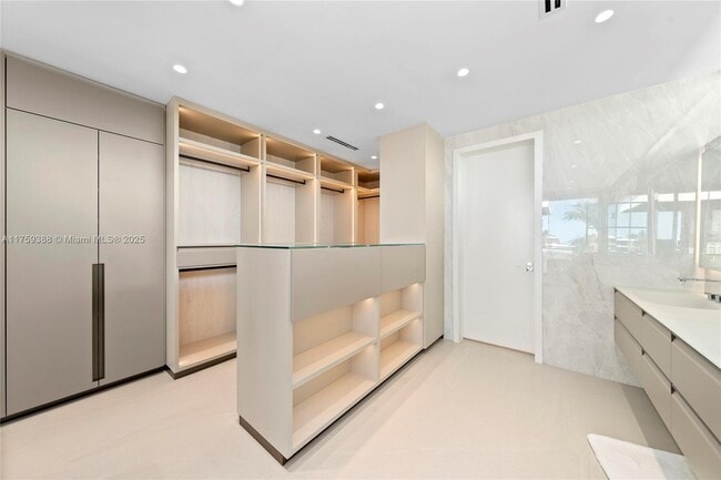 Building Photo - 315 N Shore Dr