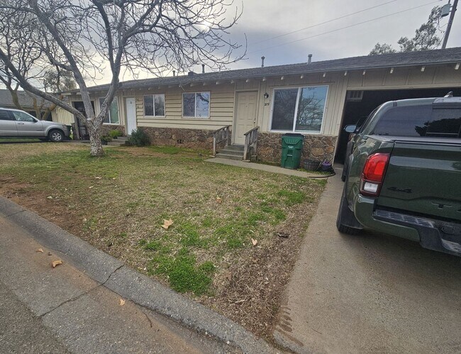 Building Photo - 2 Bedroom 1 Bath Apartment for Rent in Cor...