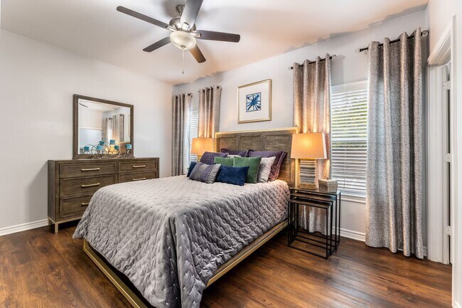 Building Photo - Lakeside Living with 1 Month Free!