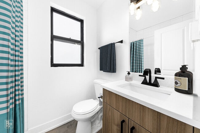 Building Photo - 6230 N Kenmore Ave