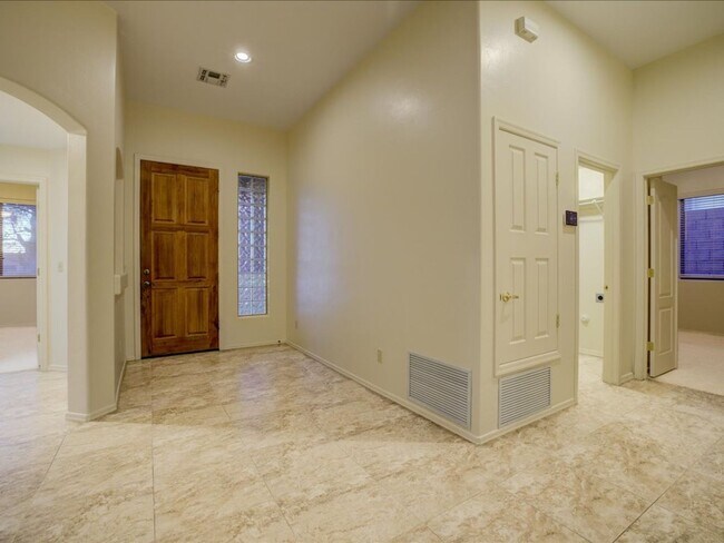 Building Photo - 3 Bedroom 2 Bathroom + Den   Gated Communi...