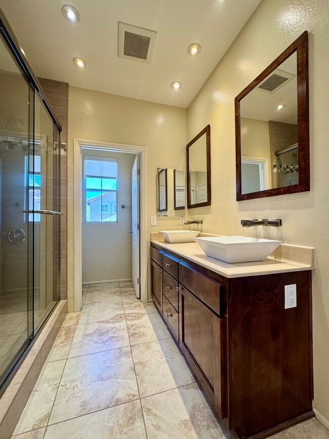 Building Photo - Remodeled 3 bedroom townhome in Simi Valley