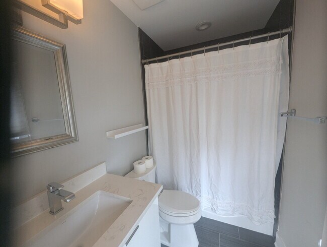 Building Photo - 3 BD / 3 BA Newer Row Home for Lease in Ha...