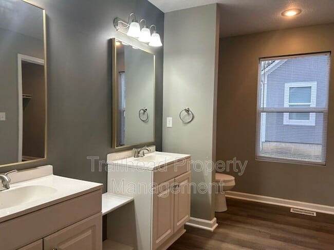 Building Photo - 605 Hillcrest St