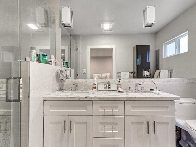 Building Photo - 5437 Coolidge Ave