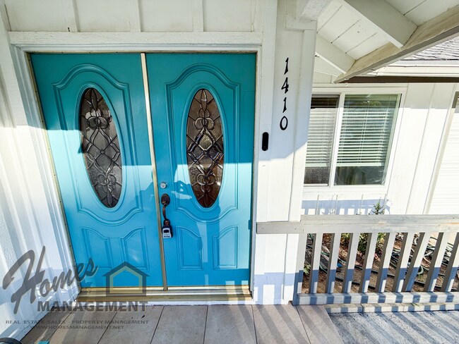 Building Photo - Homes Management - 3 bed, 2 bath home off Oak Hill