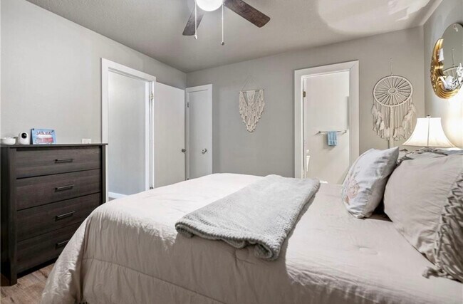 Master Bedroom - 707 E Eastview Dr