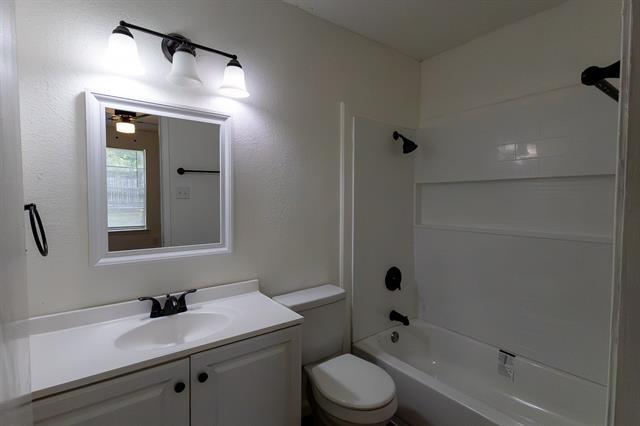 Building Photo - 741 Woodland Ct