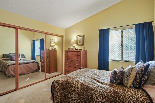 Building Photo - Wonderful Single Story Home with Great Yard in Santa Clarita!