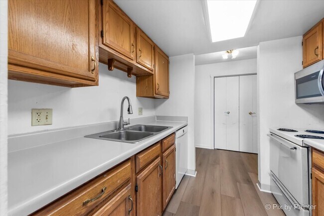 Building Photo - 1 Renaissance Pl