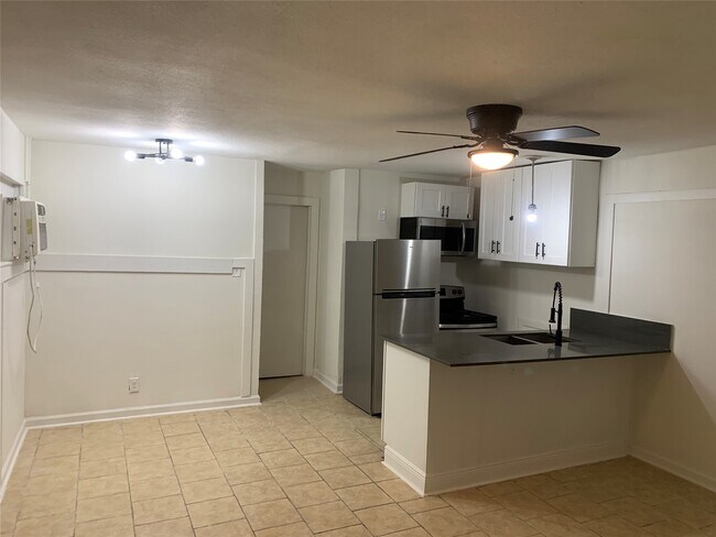 Building Photo - 7610 Red Robin Ln