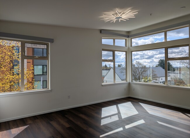 Building Photo - 425 23rd Ave S