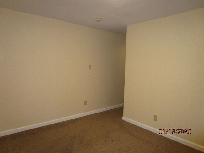Building Photo - Deep Creek South