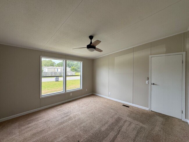 Building Photo - Beautifully Updated 3 Bed 2 Bath Home with...