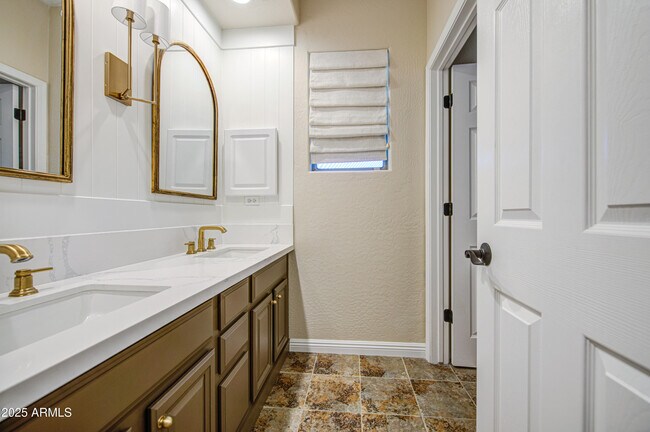 Building Photo - 4564 S Maverick Ct