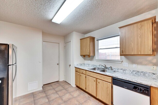 Building Photo - 1625 Sylvia Ct