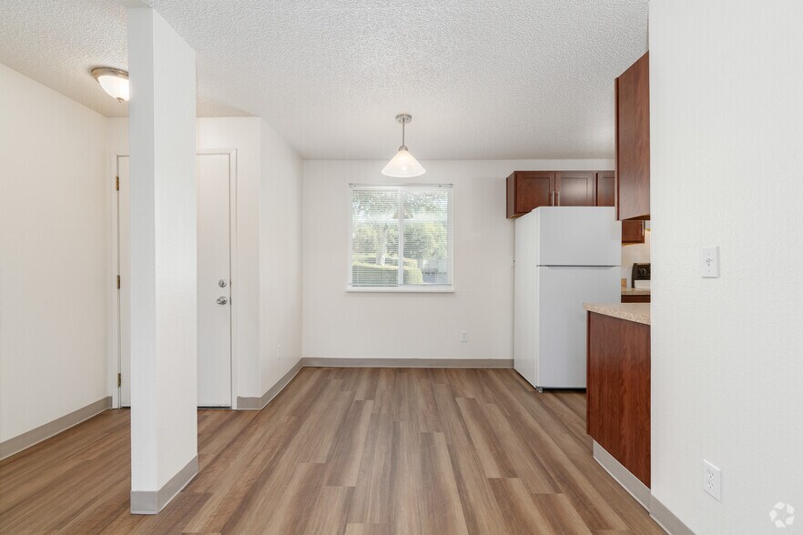 1BR, 1BA - 646SF Dining Room - The Park at Greenway