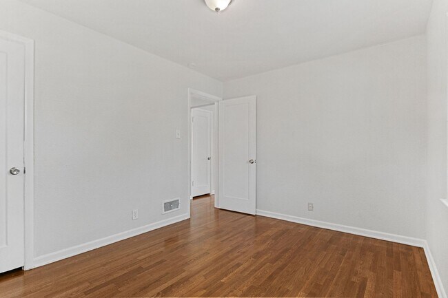 Building Photo - Newly Renovated 2 bed/1 bath home!!