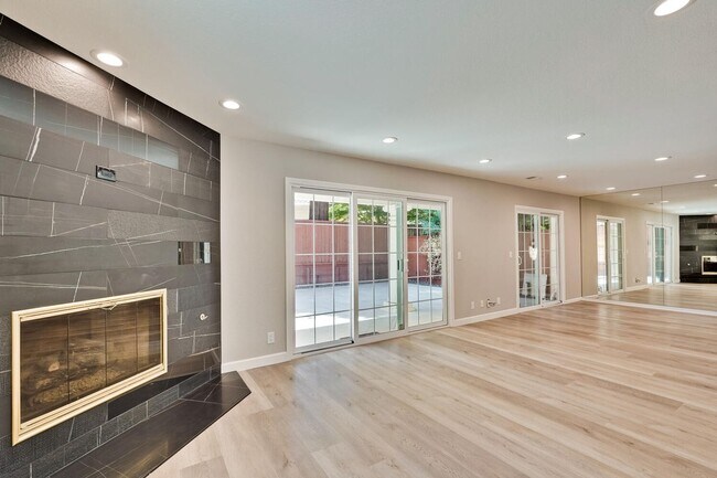 Building Photo - Beautiful and spacious 3 bedroom 2.5 bath ...
